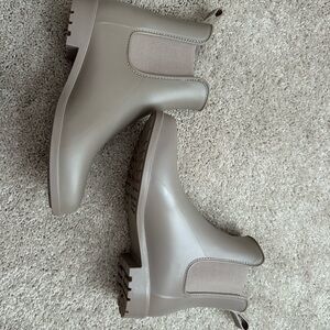 Stylish Women's Chelsea Boots in Taupe